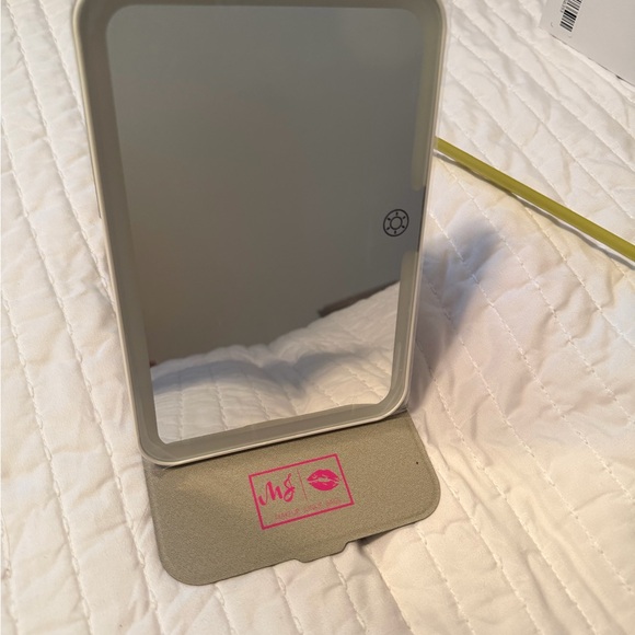 Makeup Junkie Bags MJ
Rechargeable LED Travel Mirror - Picture 8 of 15
